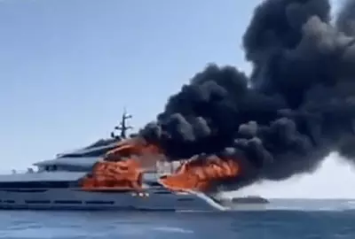 Brandend superjacht tussen Ibiza en Formentera.