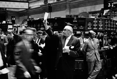 Foto: Stock brokers at the New York Stock Exchange. Bron: U.S. News & World Report collection at the Library of Congress. Fotograaf: Thomas J. O’Halloran, 1963