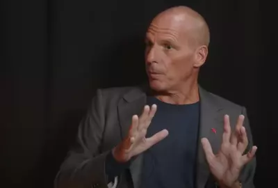 Yanis Varoufakis licht zijn boek toe. Bron: YouTube/Poltics Joe. 