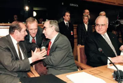 Joachim Bitterlich (staand) in gesprek met Chirac en Waigel, Europese Raad, 1996.