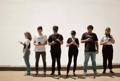 Jongeren en hun smart phonrs. Bron: Unsplash