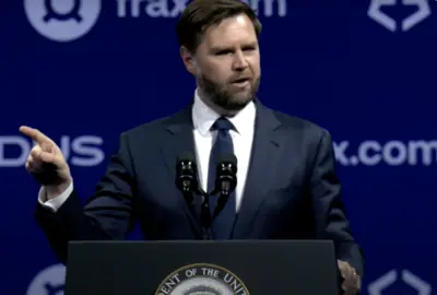Vice-president JD Vance spreekt congres Bitcoin 2025 in Las Vegas toe.  