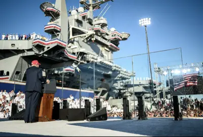 President Trump bezoekt vliegdekschip