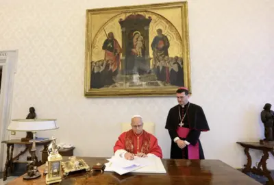 Paus Leo XIV tekent "encycliek Magnifica humanitas. Bron: Vatican Media)