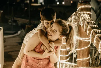 Moeder en kind. Foto: Kawê Rodrigues/ Unsplash