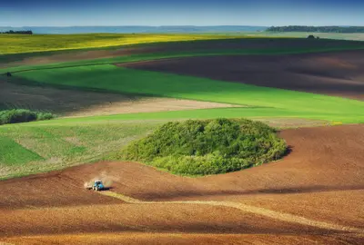 Traktor bewerkt het land in Kasova Hora, Oekraïne