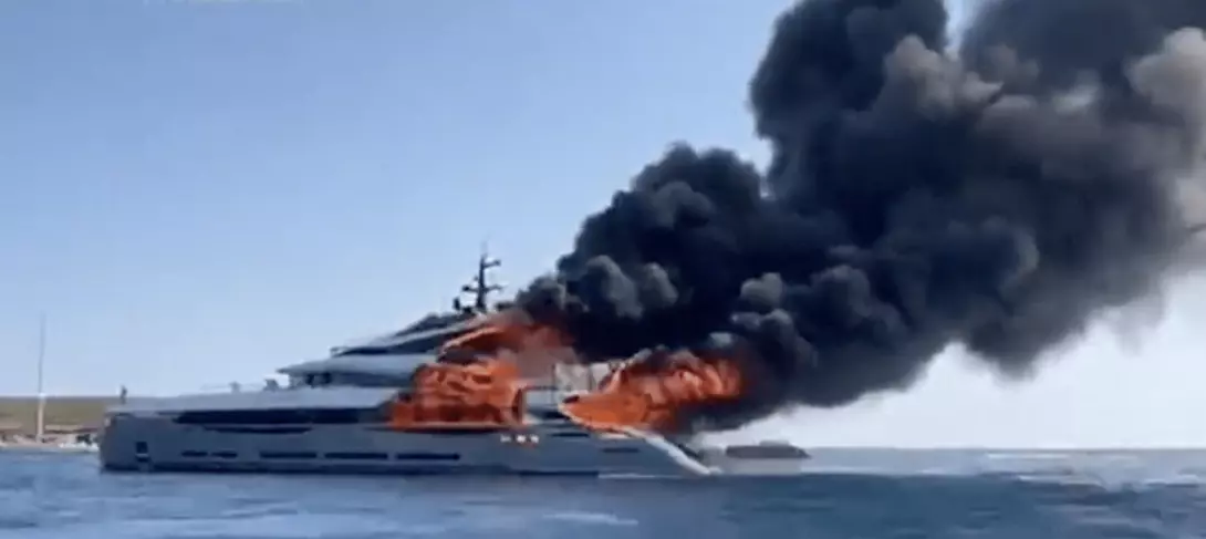 Brandend superjacht tussen Ibiza en Formentera.