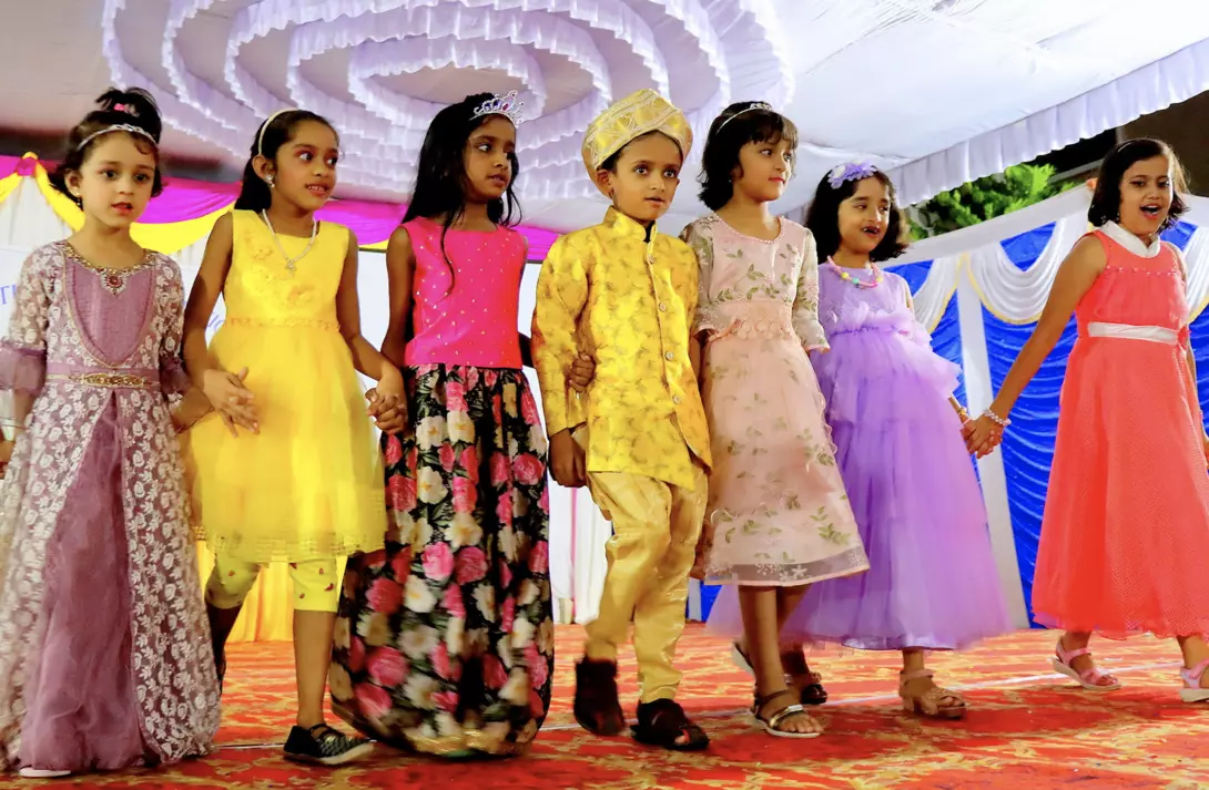 Kinderen dansen tijdens het Dasara festival in Bengaluru. 