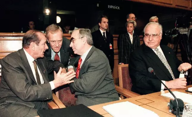 Joachim Bitterlich (staand) in gesprek met Chirac en Waigel, Europese Raad, 1996.