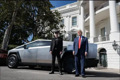 Elon Musk en Donald Trump, staande bij een Tesla.